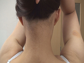 素人娘の全裸図鑑18　今時の女の子12名が恥らいながら脱衣していく様子をじっくり撮影した、変態紳士のためのヘアヌードコレクション　サンプル画像03